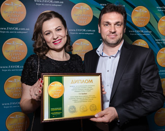 Роксана Бондаренко и Михаил Коваленко, компания «Валартин Фарма</b>», демонстрируют диплом, свидетельствующий о победе препарата Sorbex в номинации «Сорбент года»